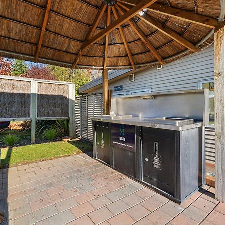 Tasman Holiday Parks - Te Anau Buitenkant foto Outdoor kitchen