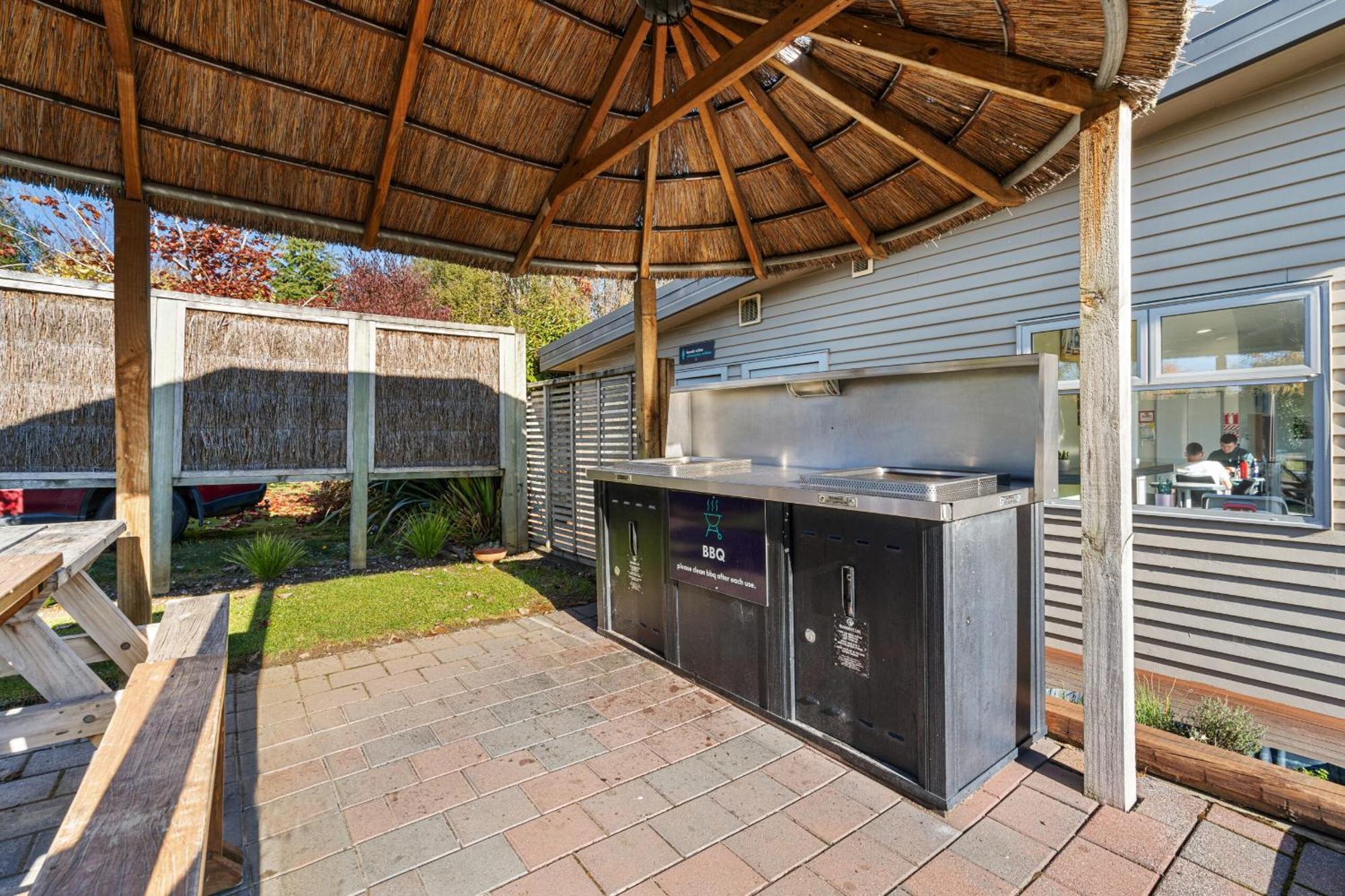 Tasman Holiday Parks - Te Anau Buitenkant foto Outdoor kitchen