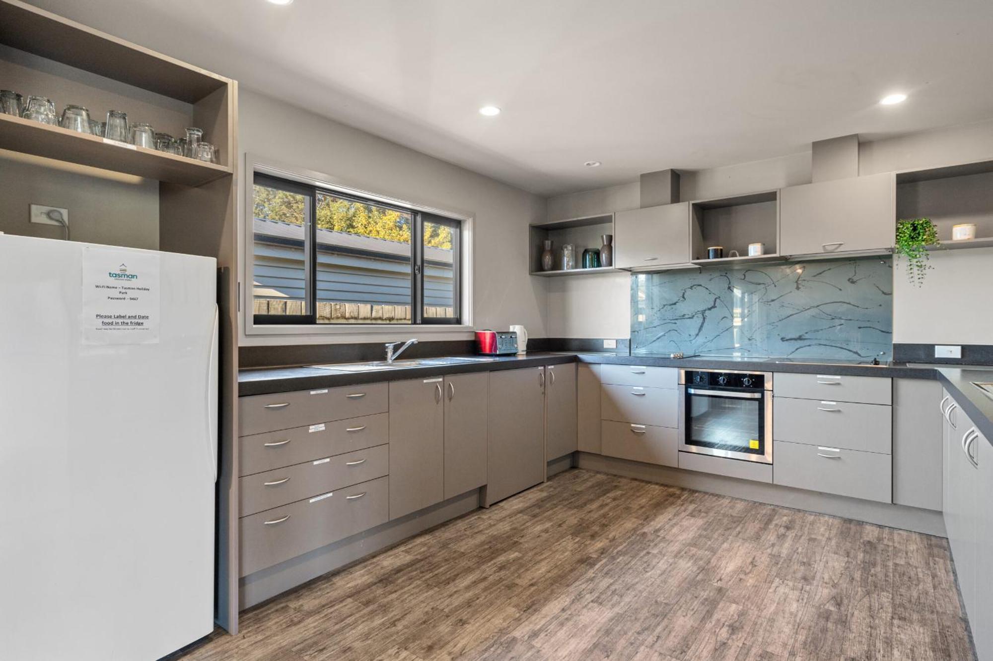 Tasman Holiday Parks - Te Anau Buitenkant foto A modern kitchen