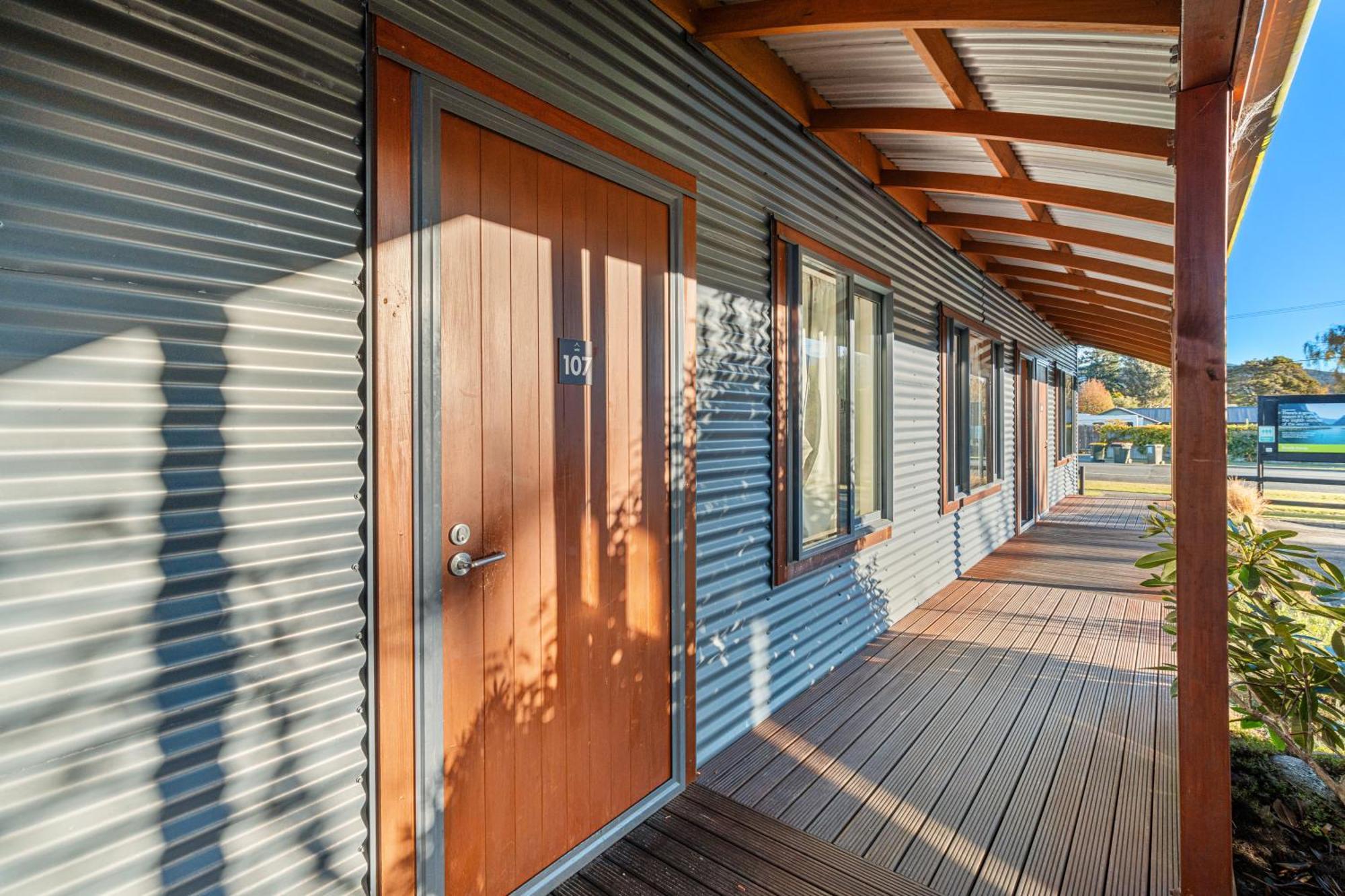 Tasman Holiday Parks - Te Anau Buitenkant foto The exterior of a typical residential studio
