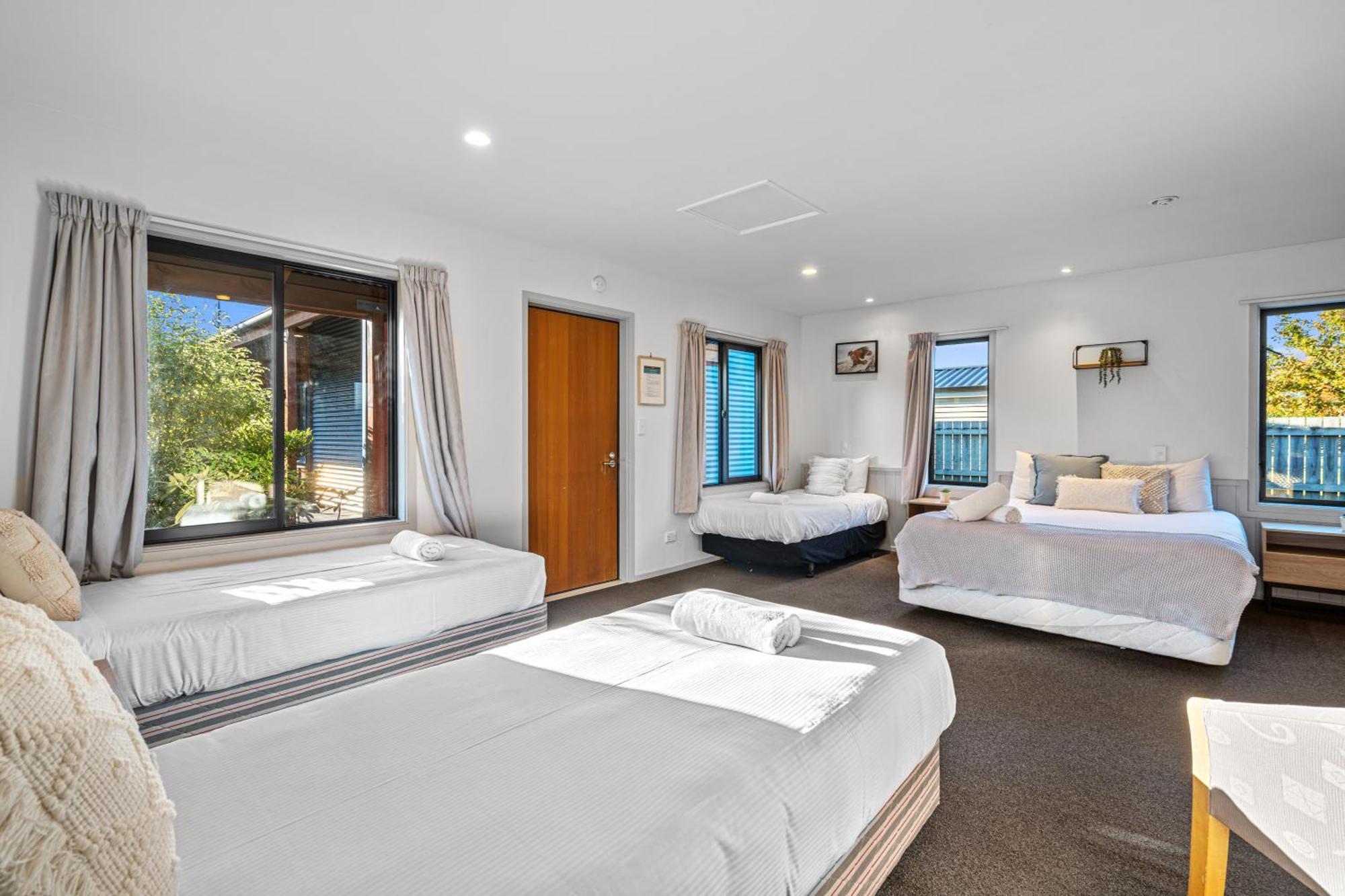 Tasman Holiday Parks - Te Anau Buitenkant foto A typical motel room